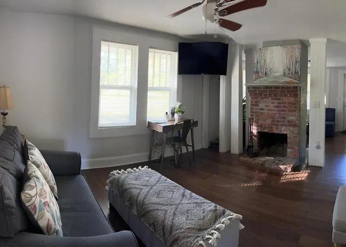Getaway Country Cottage -Entire House W/ Fireplace